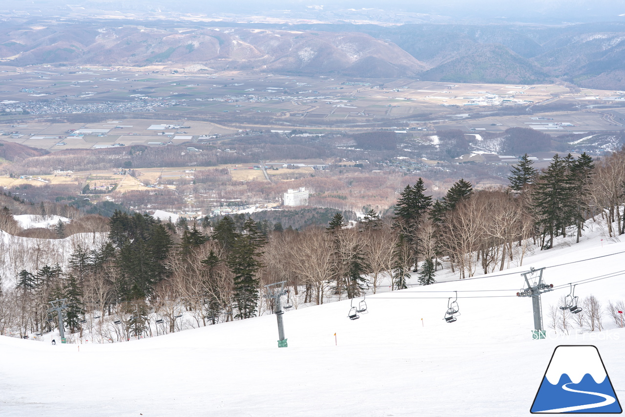 富良野スキー場｜いよいよインターナショナルなイベントに？！春シーズン恒例『第13回 Pond Skimming 池渡り』開催～♪